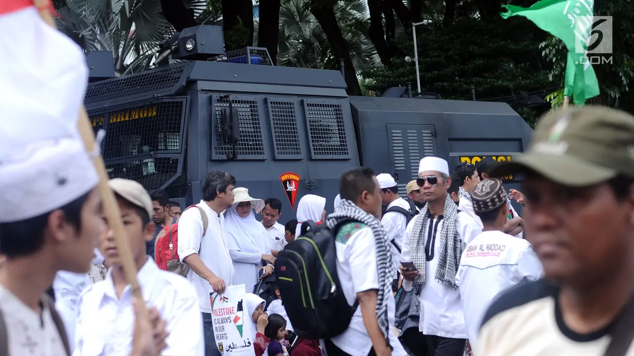 Pendemo Bela Palestina Kepung Kedubes AS di Jakarta