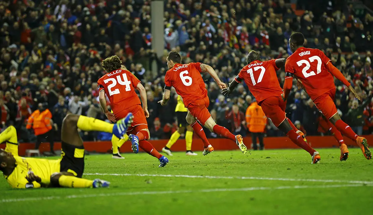 Pemain Liverpool merayakan gol yang dicetak Dejan Lovren ke gawang Dortmund pada laga Liga Europa di Stadion Anfield, Inggris, Jumat (15/4/2016) dini hari WIB. Gol kemenangan Liverpool tercipta pada menit ke-90+1. (Reuters/Darren Staples)