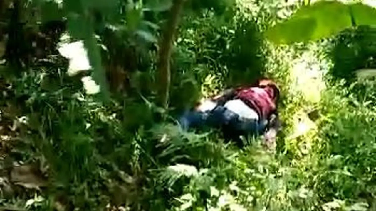 Jasad wanita muda berhelm ditemukan tertelungkup di semak-semak pinggir jalan di Semarang, Jawa Tengah. (Foto: Tangkapan layar medsos)