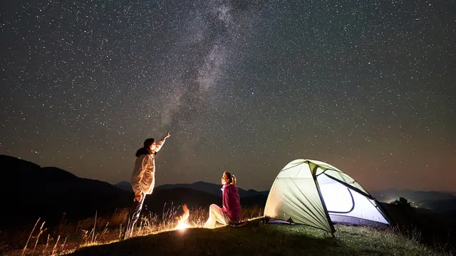 Mengajaknya Liburan Ke Alam Terbuka Karena Aquarius Suka Melihat Bintang