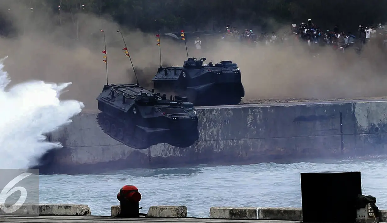 Tank TNI melakukan atraksi terjun kelaut saat peringatan HUT TNI ke-70 di Dermaga Indah Kiat, Cilegon, Banten, Senin (5/10/2015). HUT TNI Ke-70 ditandai atraksi tempur tiga matra TNI Angkata Darat, Laut dan Udara. (Liputan6.com/Faisal Fanani)