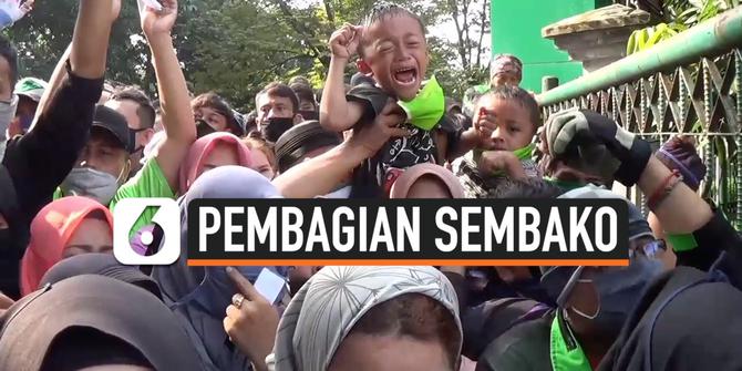 VIDEO: Bocah Menangis Tergencet di Tengah Kisruh Pembagian Sembako