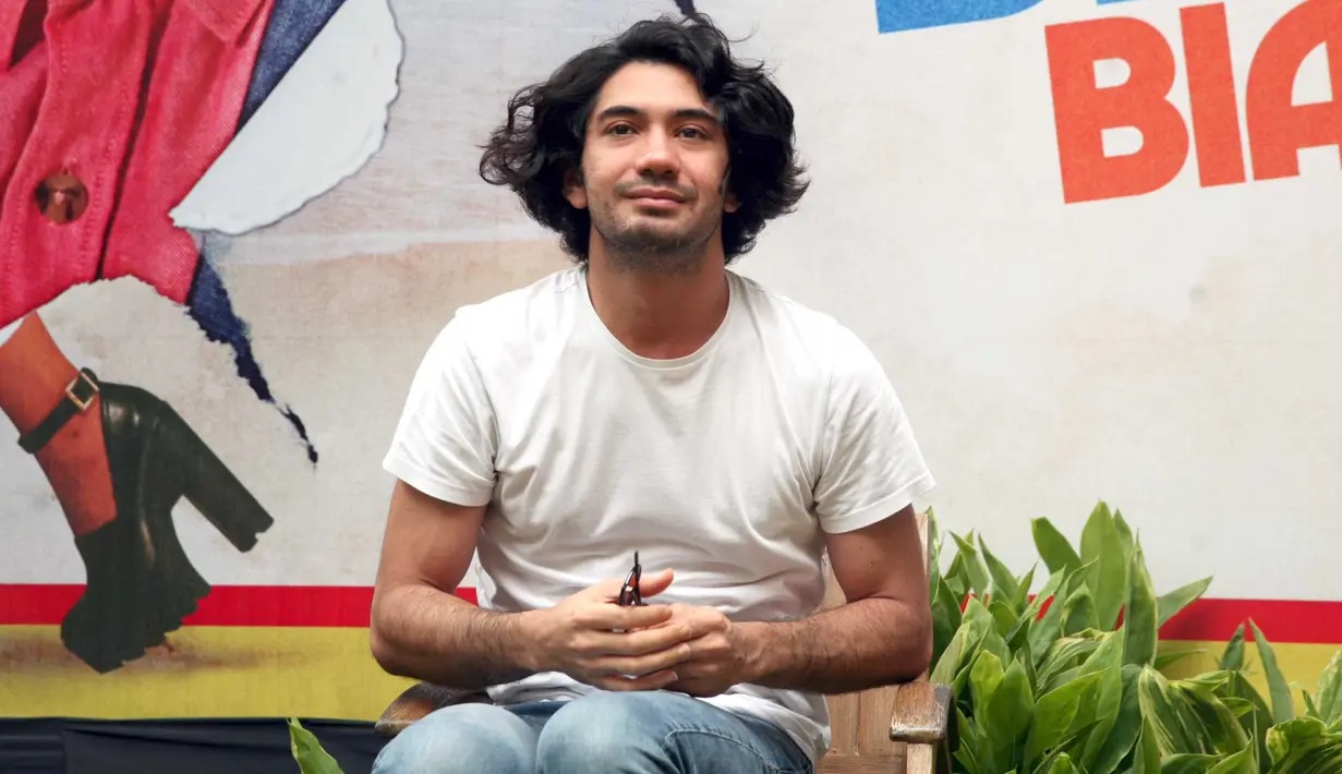 Ditemui di kantor Falcon Pictures, di kawasan Duren Tiga, Jakarta Selatan, Sabtu (4/11/2017), Reza menceritakan perannya sebagai Benyamin Sueb dalam film bertajuk Benyamin Biang Kerok nanti. (Nurwahyunan/Bintang.com)