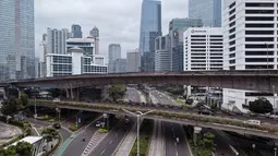 Foto udara memperlihatkan jalanan yang biasanya ramai di Jakarta pada 1 Mei 2022, setelah masyarakat kembali ke kampung halaman untuk merayakan Idul Fitri yang menandai berakhirnya bulan suci Ramadhan. (AFP/Bay Ismoyo)