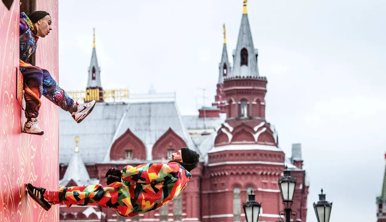 Pemain akrobat tampil di jalan Tverskaya saat festival yang menandai Tahun Baru dan Natal di Moskow, Rusia (2/1). (AFP Photo/Mladen Antonov)
