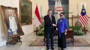 Menteri Luar Negeri RI Retno Marsudi (kanan) saat menerima kunjungan Menteri Luar Negeri Malaysia, Dato' Saifuddin Abdullah di Gedung Pancasila, Jakarta, Senin (23/7). Pertemuan berlangsung tertutup. (Liputan6.com/Helmi Fithriansyah)