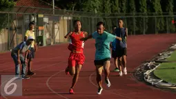 Atlet Paralympic berlari di lintasan atletik Universitas Negeri Yogyakarta, Jateng, Jumat (29/7). Latihan ini bagian persiapan mengikuti Pekan Paralimpiade Nasional (Peparnas) 2016, Oktober mendatang. (Liputan6.com/Boy Harjanto)
