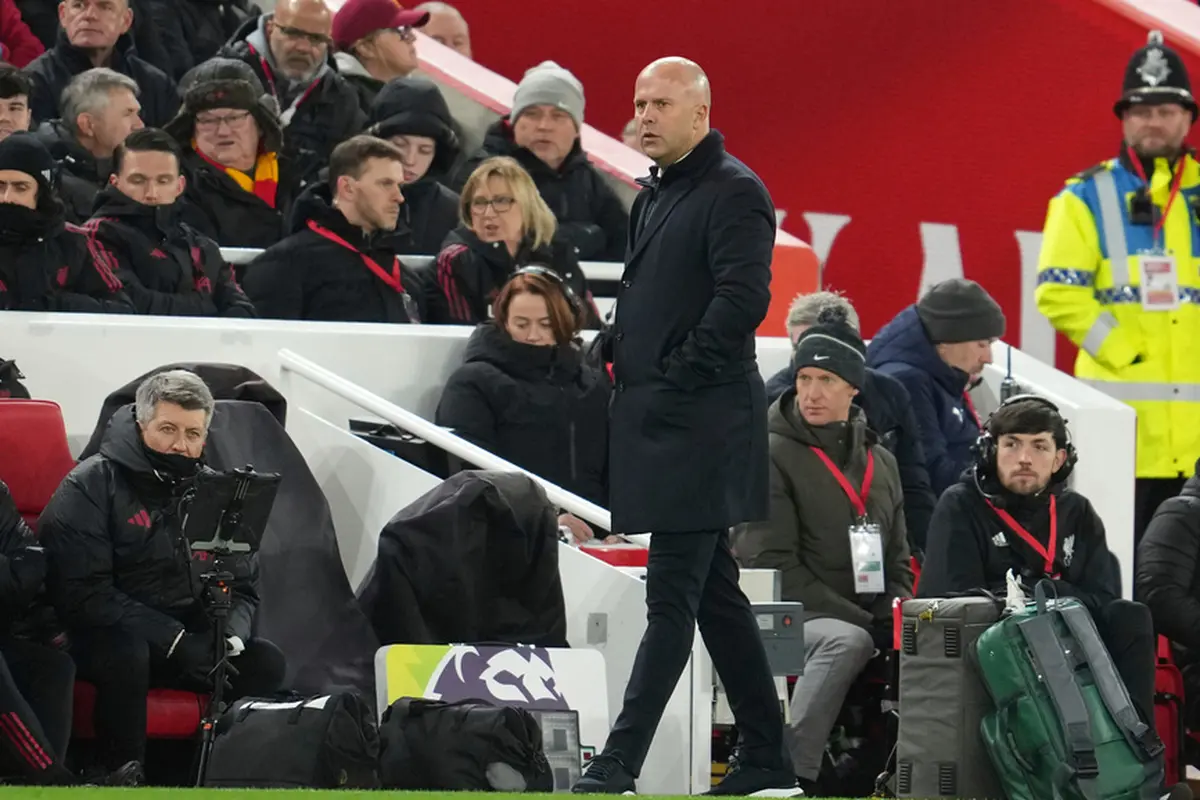 Arne Slot memantau skuad Liverpool di laga kontra Sunderland di pekan ke-14 Premier League 2025/2026 di Anfield, Kamis (04/12/2025). (AP Photo/Jon Super)