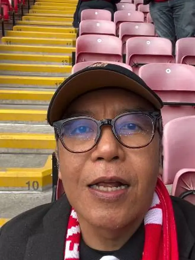 7 Potret Ari Lasso Rayakan Paskah di Inggris, Nonton Pertandingan Liverpool