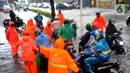 Sejumlah kendaraan melintasi trotoar untuk menghindari banjir di Jalan Kemang Raya, Jakarta Selatan, Kamis (3/11/2022). Hujan deras sekitar dua jam lebih menyebabkan Jalan Kemang Raya digenangi banjir sekitar 30 cm sehingga benyak kendaraan tidak dapat melintas. (merdeka.com/Arie Basuki)