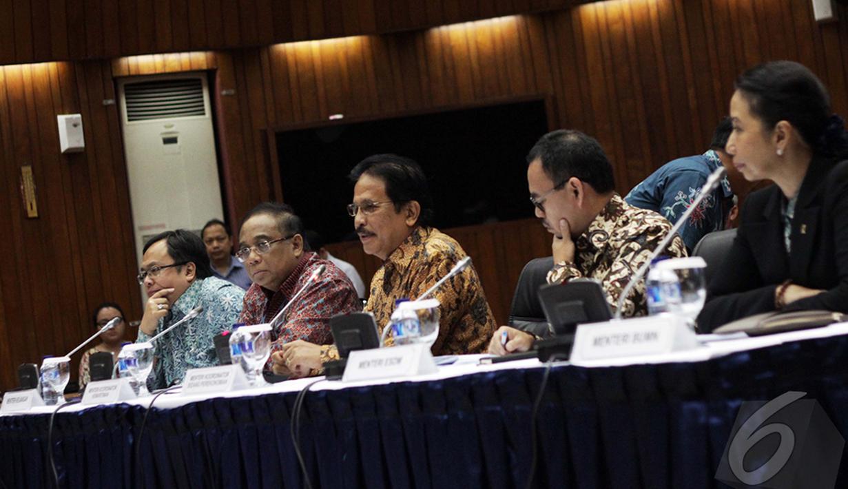 Pemerintah telah meresmikan penurunan BBM Bersubsidi pertanggal 1 Januari 2015, Jakarta, Rabu (31/12/2014). ( Liputan6.com/Faizal Fanani)