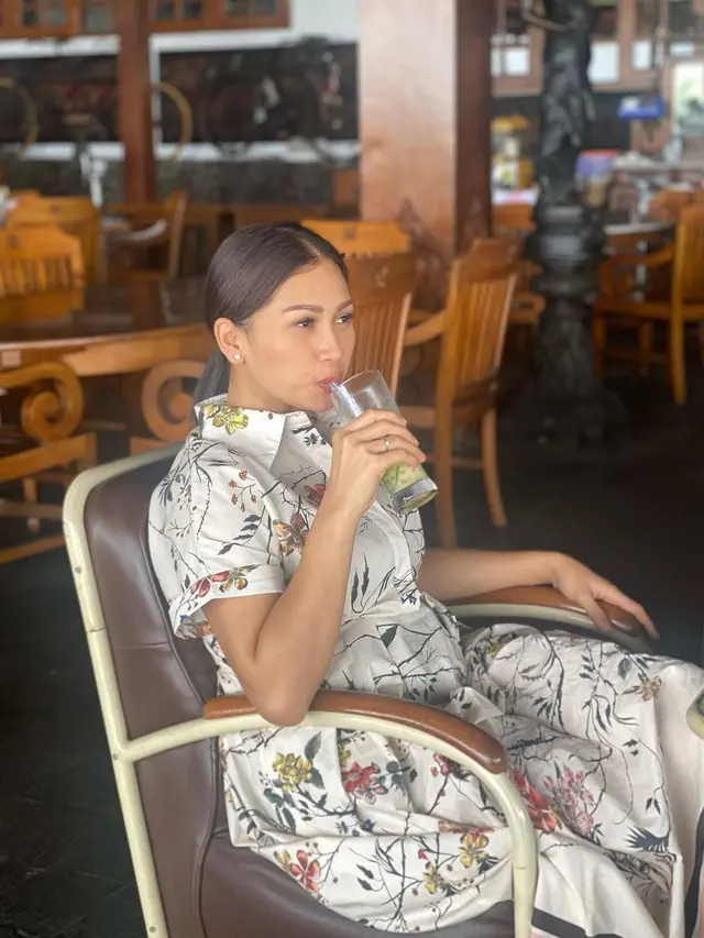 6 Potret Tata Janeeta Pamer Baby Bump, Penampilannya Curi Perhatian