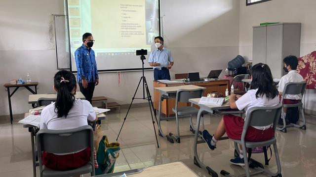 Wali Kota Bogor Bima Arya meninjau PTM terbatas di Sekolah Dasar (SD), Senin (18/10/2021).