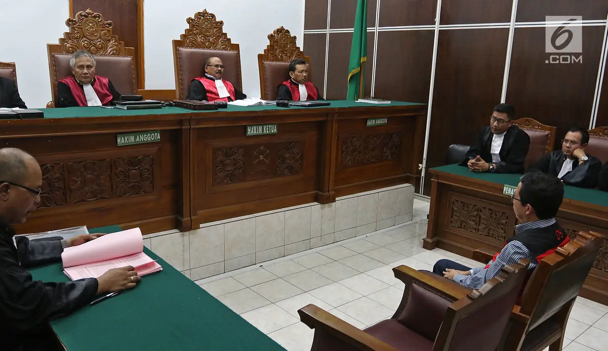 Terdakwa kasus penghancuran barang bukti dugaan pengaturan skor Joko Driyono saat menjalani sidang pembacaan tuntutan di PN Jakarta Selatan, Jakarta, Kamis (4/7/2019). Jaksa Penuntut Umum (JPU) menilai Joko Driyono bersalah. (Liputan6.com/Herman Zakharia)
