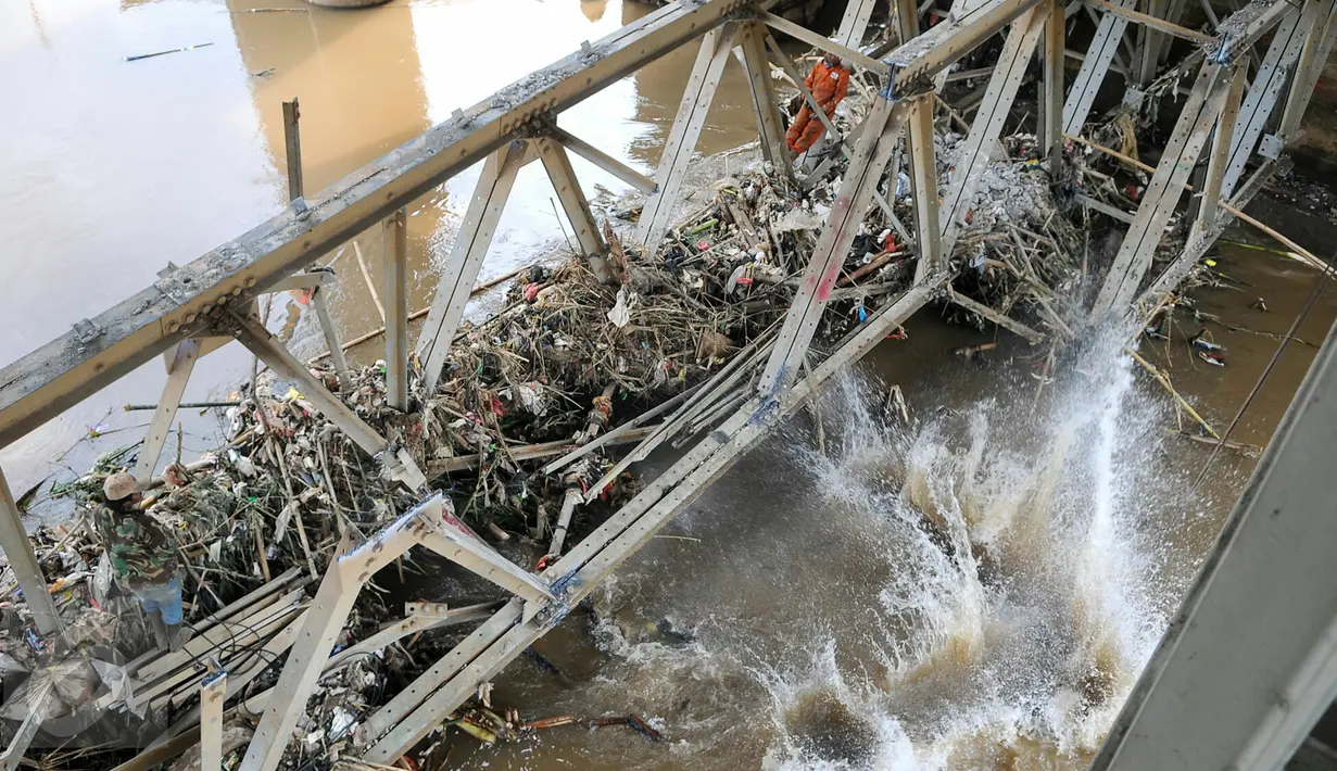 Petugas melakukan pembongkaran besi rangka jembatan Rawajati, Kalibata, Jakarta, Selasa (15/3). Gubernur DKI Basuki Tjahaja Purnama meminta Dinas PU segera membongkar Jembatan tersebut karena menjadi penyebab banjir. (Liputan6.com/Yoppy Renato)