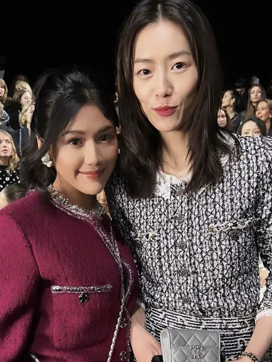 Istri Kaesang ini pun berkesempatan berfoto bersama model asal China, Liu Wen. Credit: Instagram (@erinagudono)