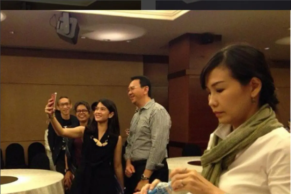 Foto Bareng Dian Sastro, Meme Ahok dan Sang Istri Bikin Heboh!