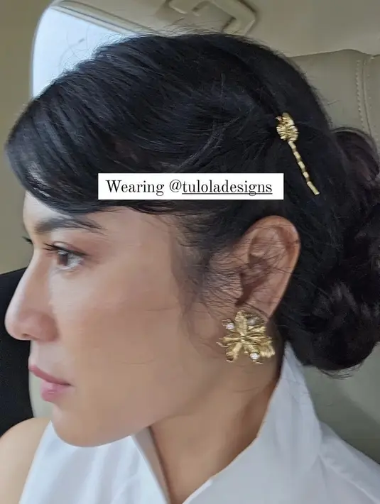 Dian juga mengenakan aksesori hair clip yang serasi dengan antingnya dari Tulola.  (@therealdisastr)