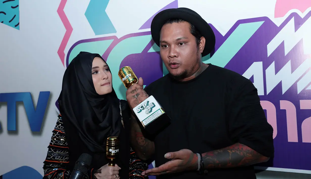 Lagu Surat Cinta Untuk Starla dinobatkan sebagai lagu pop paling ngepop tahun ini dan Virgoun juga menjadi yang paling ngetop dalam kategori video klip. Kemenangan ini ternyata juga menjadi hadiah ulang tahun Starla yang ke-2. (Deki Prayoga/Bintang.com)