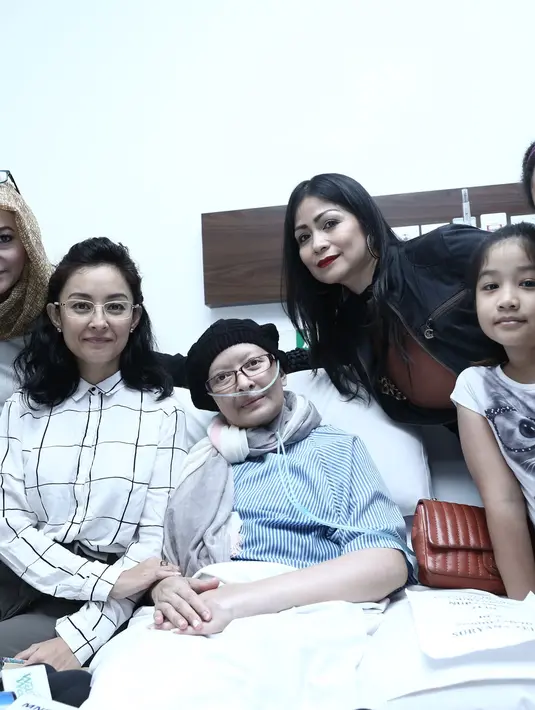 Bersama dengan teman-temannya dari satu rumah produksi, Linggasuri, Putri Patricia dan Firda Razak akan menggalang dana buat pengobatan Yana Zein. (Galih W. Satria/Bintang.com)