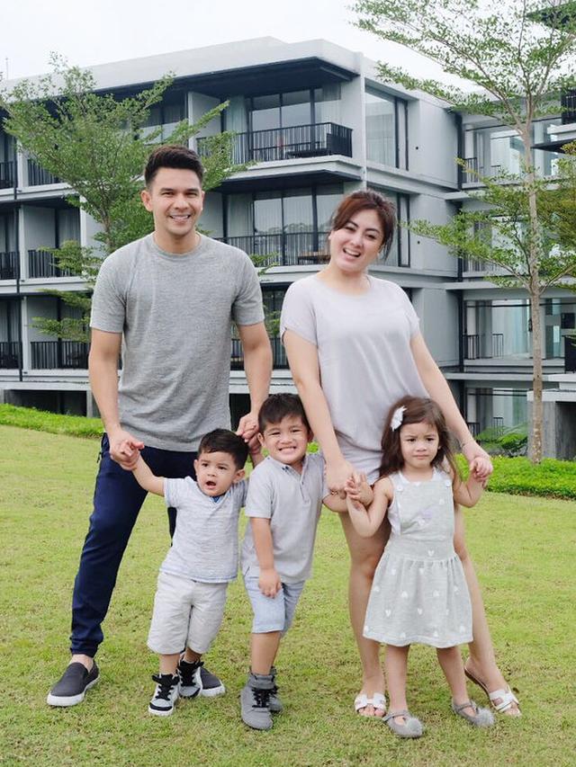 [Bintang] 8 Foto Kekompakan Jonathan Frizzy dengan Buah Hati