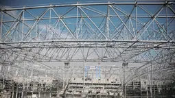 Suasana pemasangan rangka atap dari Jakarta International Stadium yang memiliki berat kurang lebih 3.900 ton. (Foto: Dok Humas Pemprov DKI Jakarta)