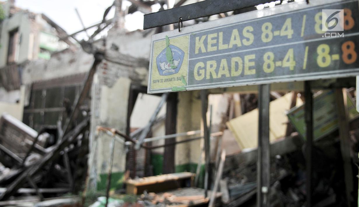 Kondisi bangunan yang ambruk di SMP Negeri 32, Pejagalan, Tambora, Jakarta, Selasa (14/8). Akibat dari ambruknya bangunan tersebut para siswa menumpang di SMPN 159 yang lokasinya jauh dari SMPN 32. (Merdeka.com/ Iqbal S. Nugroho)