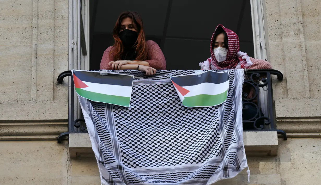 Sebelumnya diberitakan, pihak kepolisian setempat membubarkan aksi puluhan mahasiswa pro-Palestina yang berunjuk rasa di Ibu Kota Paris. (Dimitar DILKOFF/AFP)