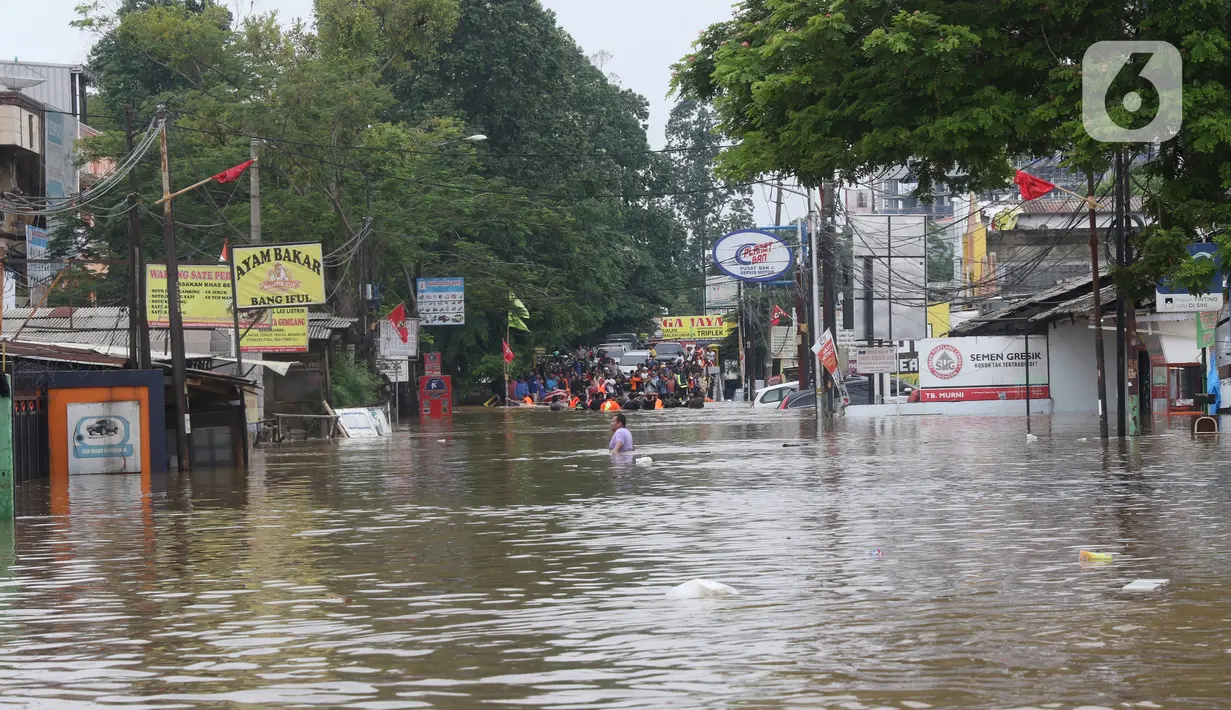 Suasana banjir di jalan Raya KH Hasyim Ashari, Ciledug ,Tangerang, Rabu (1/1/2020). Banjir setinggi dada orang dewasa membuat jalur penghubung Tangerang ke Jakarta tersebut terputus tidak dapat dilintasi. (Liputan6.com/Angga Yuniar)