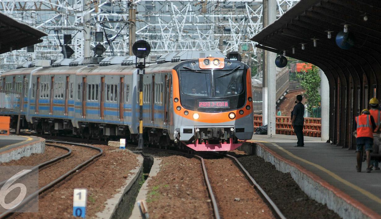 PT Kereta Api Indonesia (KAI) kembali mengoperasikan lintas Jakarta Kota-Tanjung Priok, Jakarta, Senin (21/12). Pengoperasian rute akan difasilitasi oleh commuter line yang dioperasikan oleh PT KAI Commuter Jabodetabek (KCJ). (Liputan6.com/Yoppy Renato)