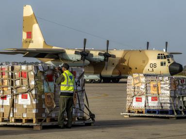 Paket bantuan kemanusiaan yang ditujukan untuk warga Palestina di Jalur Gaza terlihat di landasan pacu sebelum dimuat ke pesawat angkut militer C-130 Hercules Angkatan Udara Kerajaan Maroko di Pangkalan Udara Kenitra di utara Rabat pada 2 Agustus 2025. (Abdel Majid BZIOUAT/AFP)