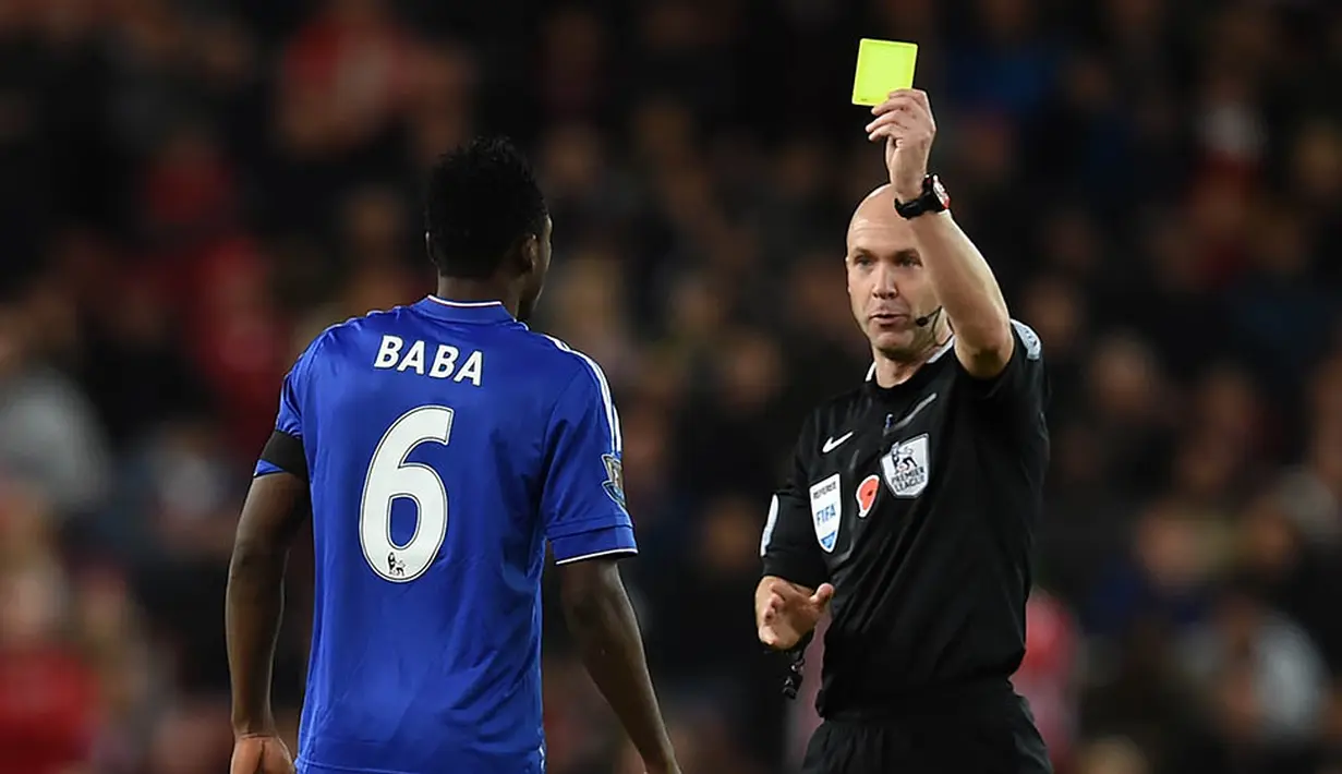 6. Anthony Taylor - Saat Fabregas terjatuh di kotak penalti Southampton, wasit ini tidak memberi penalti namun malah mengganjar dengan kartu kuning. Akibatnya Mou menganggap ada konspirasi untuk menjatuhkan Chelsea musim ini. (AFP/Paul Ellis)