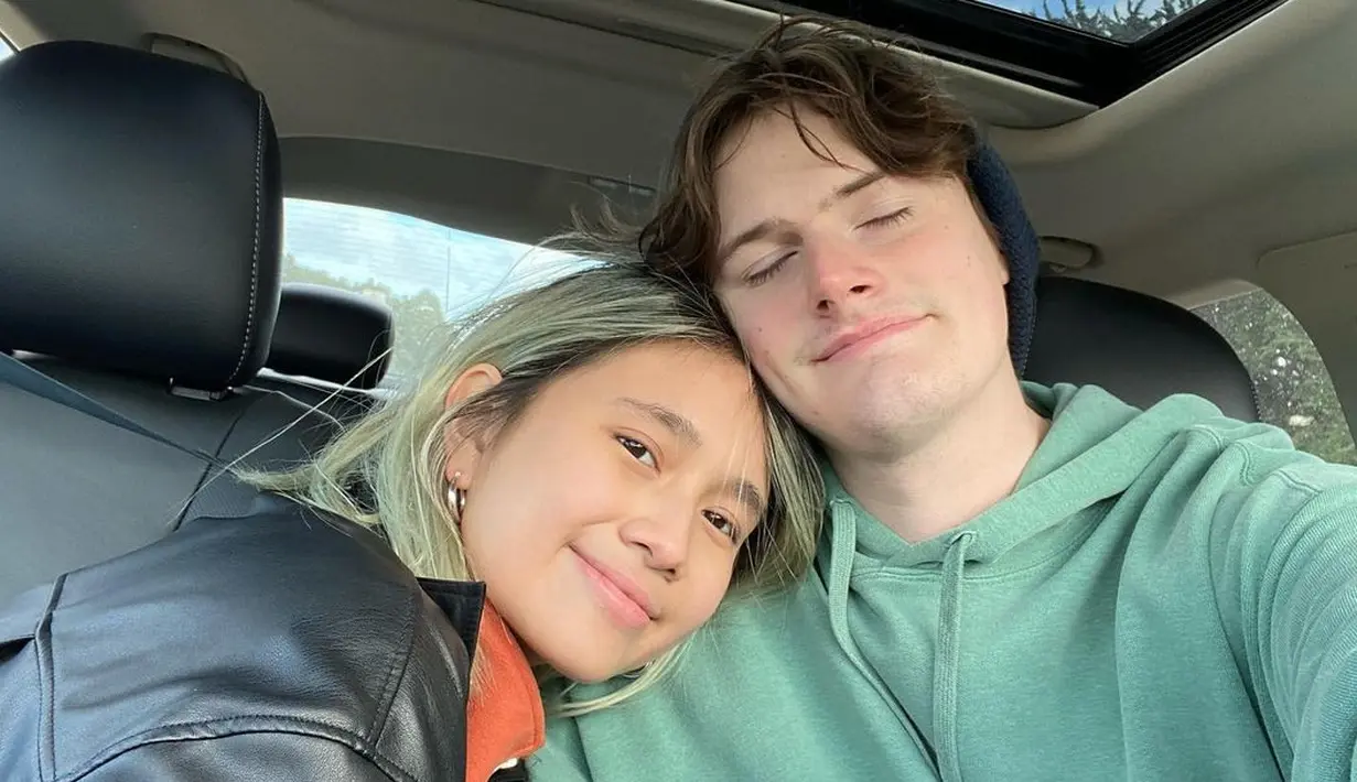 Niki Zefanya juga sempat mewarnai rambutnya menjadi blonde. Warna rambut yang masih terlihat cocok untuk warna kulitnya yang terang. Bagaimana menurutmu? Foto: Instagram.