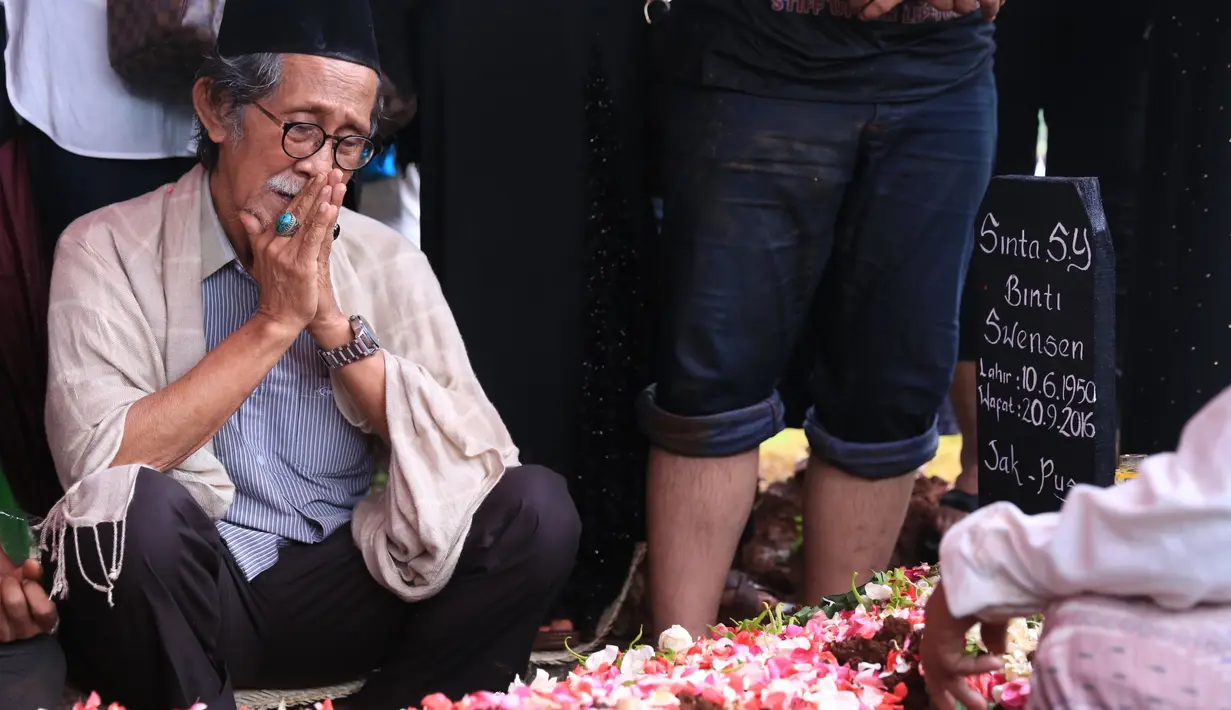 Siang itu, di TPU Karet Bivak, Jakarta Selatan diguyur hujan deras. Meski hujan tak kunjung surut, para pelayat mengantarkan almarhumah Shinta Muin ke peristirahatan terakhirnya. (Adrian Putra/Bintang.com)