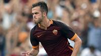 Gelandang AS Roma, Miralem Pjanic melakukan selebrasi usai mencetak gol ke gawang Juventus di pertandingan liga serie A di Olimpico Roma, Italia (31/8/2015).  AS Roma menang atas Juventus dengan skor 2-1. (REUTERS/Alberto Lingria)