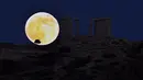 Bulan purnama tampak cantik saat berada di kuil Yunani Kuno di   Cape Sounion, 65 km dari Athena (AFP PHOTO/ARIS Messinis)