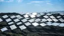 Foto yang diabadikan dari udara menunjukkan panel-panel fotovoltaik di pembangkit listrik tenaga surya fotovoltaik di wilayah Weining, Provinsi Guizhou, China, 26 April 2020. (Xinhua/Tao Liang)