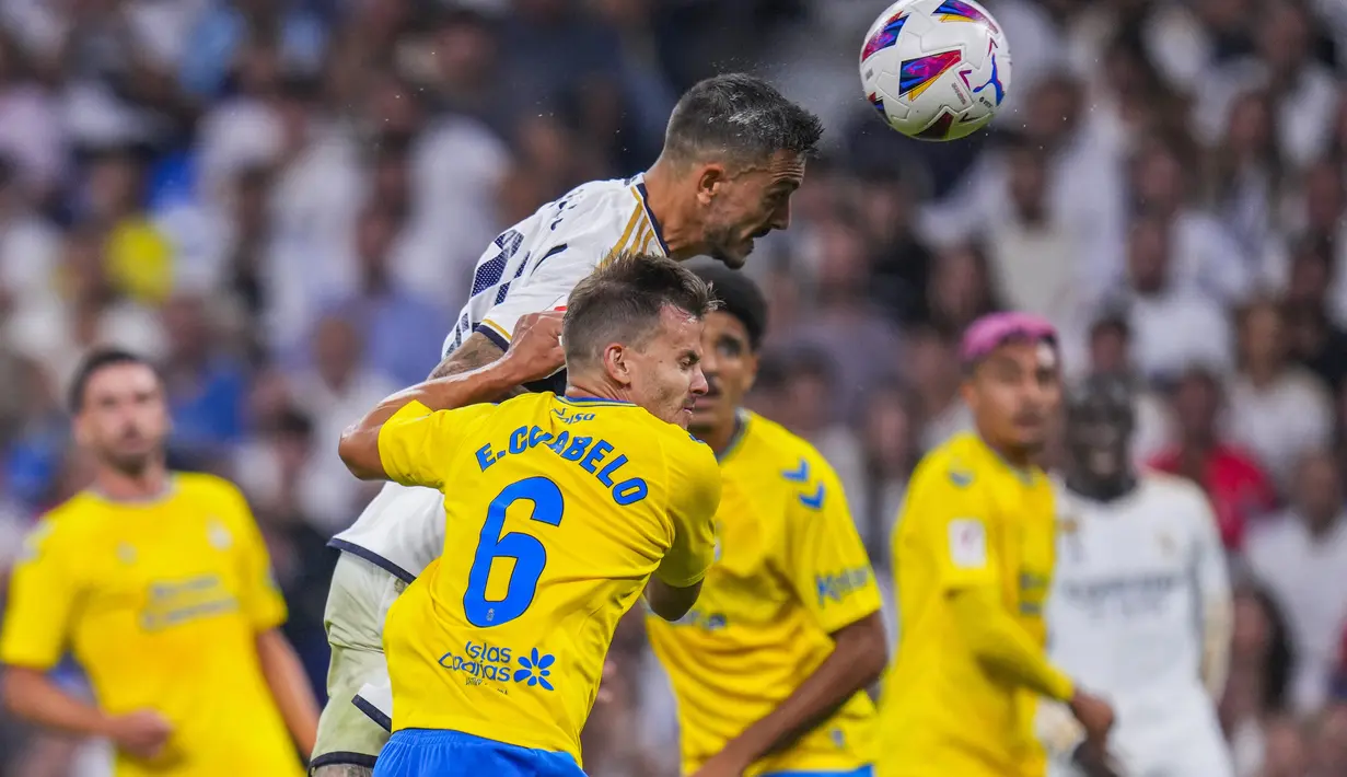 Penyerang Real Madrid Joselu menyundul bola untuk mencetak gol kedua timnya ke gawang Las Palmas dalam laga pekan ke-7 La Liga 2023/2024, Kamis (28/9/2023). (AP Photo/Manu Fernandez)