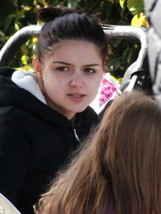 Ariel Winter percaya diri keluar rumah dengan jaket hitam dan rambut yang dikuncir. (Daily Mail)