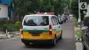 Ambulans membawa jenazah yang diduga warga negara China yang hilang saat tengah menyelam di Pulau Sangiang, Bandara Halim Perdanakusuma, Jakarta, Senin (11/11/2019). WN China yang hilang sejak 3 November lalu itu ditemukan sekitar pukul 06.15 WIB tadi. (Liputan6.com/Immanuel Antonius)