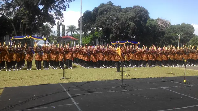 Sekitar 206 siswa dari kecamatan Selaawi saat pemecahan rekor RHR sebagai pemain Celentung terbanyak di dunia