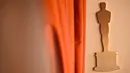 Patung-patung Oscar menunggu lukisan Oscar 2023 di sepanjang Hollywood Boulevard selama persiapan Academy Awards ke-95 di Los Angeles, California, Rabu (8/3/2023). Academy of Motion Pictures and Sciences telah mengonfirmasi akan menghelat acara Oscar tahunan ke-95 pada 12 Maret 2023.  (Photo by Patrick T. Fallon / AFP)