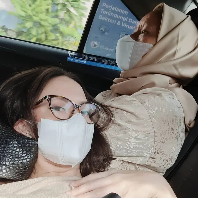 Tak Pernah Tahu Sosok Ayah, Ini 6 Potret Hangat Karina Nadila dan Sang Bunda