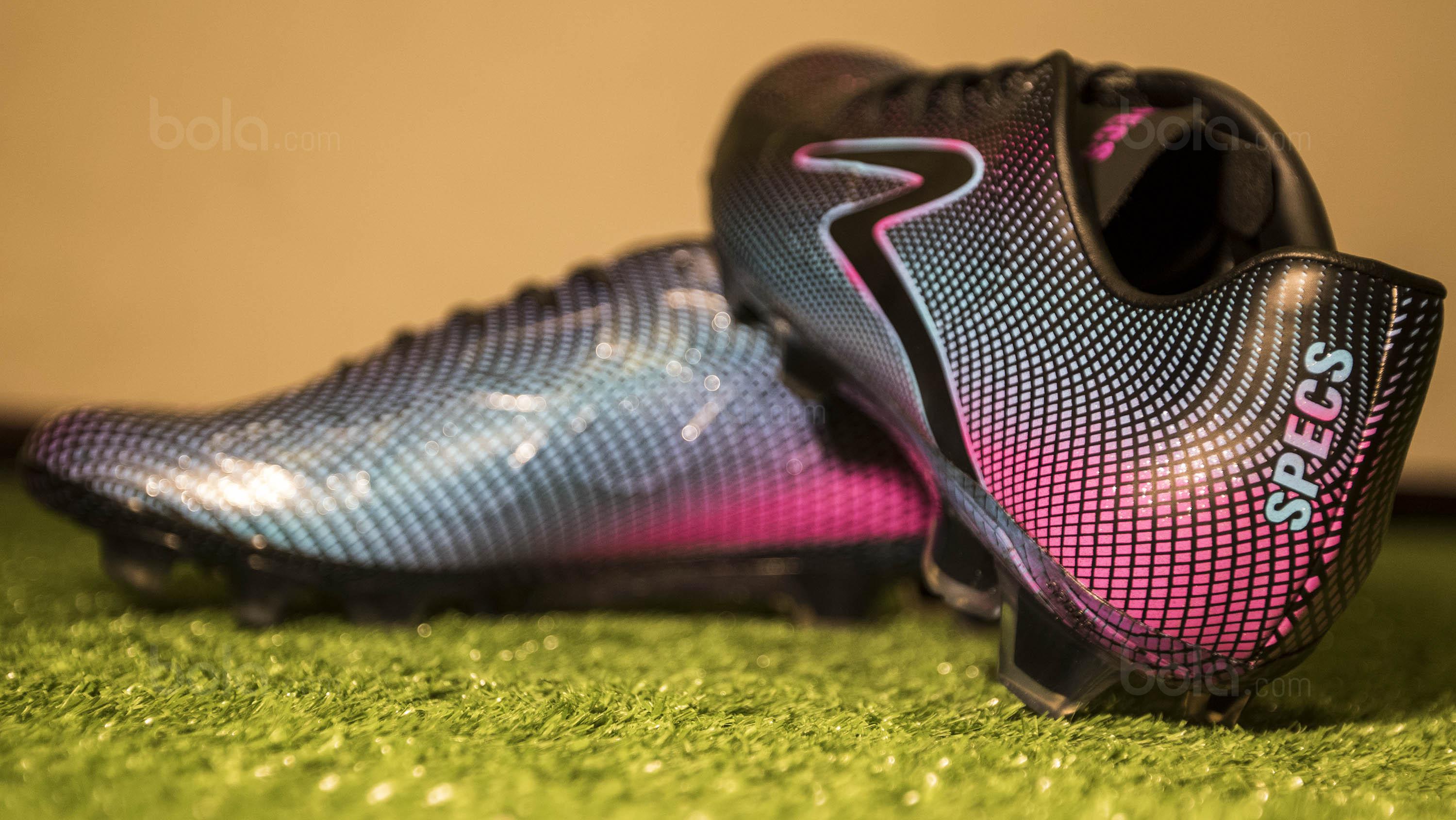 Specs Perkenalkan Sepatu Sepak Bola Seri Ultra Violet - Indonesia Bola.com