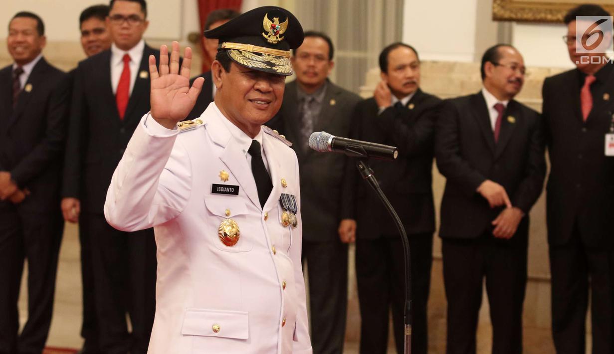Wakil Gubernur Kepulauan Riau (Kepri) Isdianto melambaikan tangan usai dilantik Presiden Joko Widodo atau Jokowi di Istana Negara, Jakarta, Selasa (27/3). Isdianto dilantik sesuai Kepres RI Nomor 44 P 2018. (Liputan6.com/Angga Yuniar)