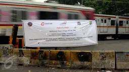 Kereta Commuter Line melintasi perlintasan sebidang di Pasar Minggu yang ditutup sementara, Jakarta, Selasa (9/5). Penutupan secara permanen akan dilakukan pada 2 Juni mendatang. (Liputan6.com/Helmi Fithriansyah)