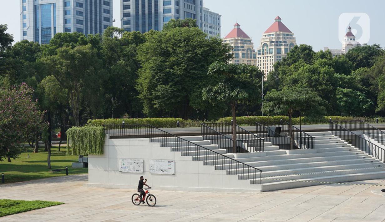 Warga beraktivitas di sekitar Taman Lapangan Banteng, Jakarta Pusat, Sabtu (13/6/2020). Mulai hari ini, Taman Lapangan Banteng kembali dibuka untuk umum namun jumlah pengunjung tetap dibatasi sebanyak 200 orang setiap pagi dan sore hari. (Liputan6.com/Immanuel Antonius)