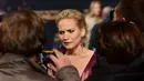 Aktris Jennifer Lawrence berbincang dengan awak media saat tiba untuk menghadiri pemutaran perdana "The Hunger Games : Mockingjay - Part 2" di Berlin, Jerman, Rabu (4/11/2015). (AFP PHOTO/JOHN MacDougall)