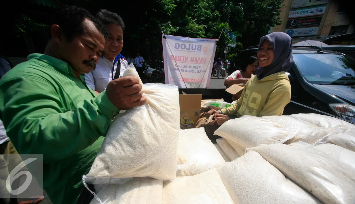 Seorang calon pembeli memilih beras murah pada operasi pasar murah Bulog DIY  di pasar Beringharjo, (25/5). Operasi pasar tersebut di jual bererapa bahan kebutuhan pokok diantaranya,beras,minyak goreng di bawah harga pasaran. (Liputan6.com/Boy Harjanto)
