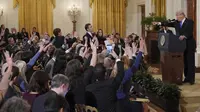 Presiden AS, Donald Trump mengarahkan telunjuknya ke jurnalis CNN, Jim Acosta dalam konferensi pers sesaat setelah pemilu sela di Gedung Putih, Rabu (7/11). Trump memerintahkan wartawan itu untuk meletakkan mikrofonnya dan duduk diam. (MANDEL NGAN/AFP)